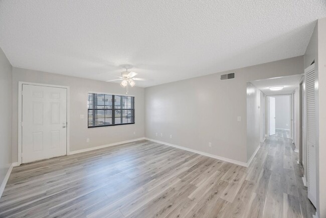 Foto del edificio - The Oaks at Safety Harbor 3 bedroom 2 bath