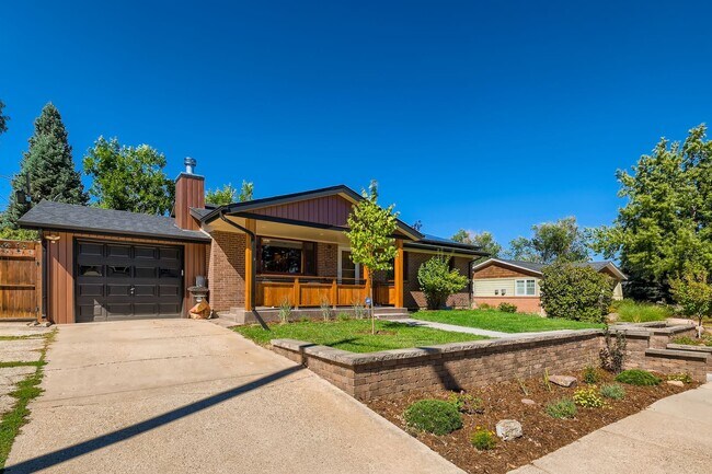 Building Photo - Sun Filled 4B/2.5B in Table Mesa - Availab...