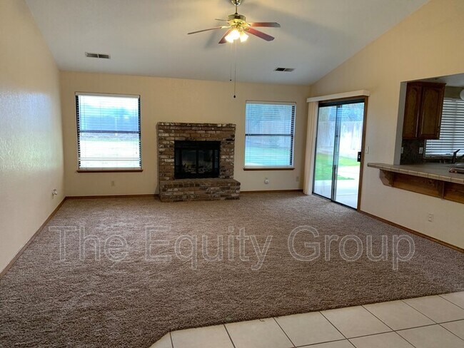 Building Photo - 242 S Cottonwood Ct