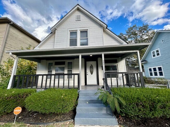 Foto del edificio - Beautifully Renovated 3-Bed, 2-Bath Home Near Woodruff Place & St. Clair!