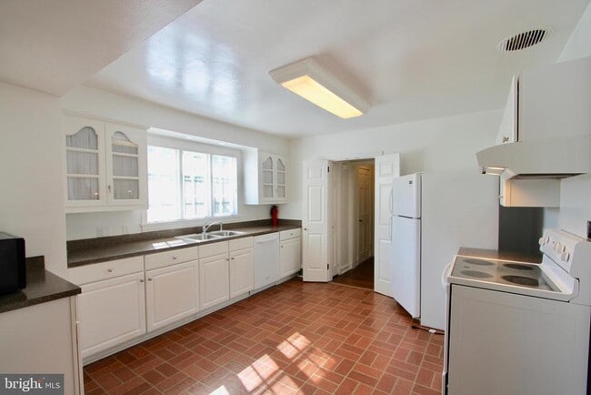 Building Photo - 104 Bayard Ave