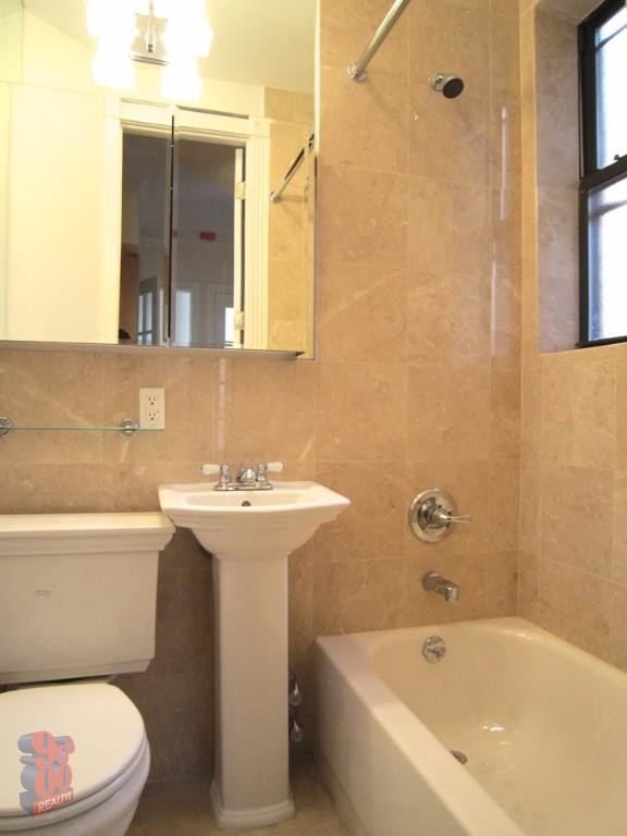 Foto principal - 86 E 4th St