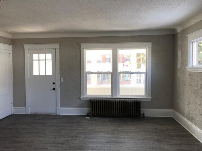 Front door / living room - 1217 Thomas Ave
