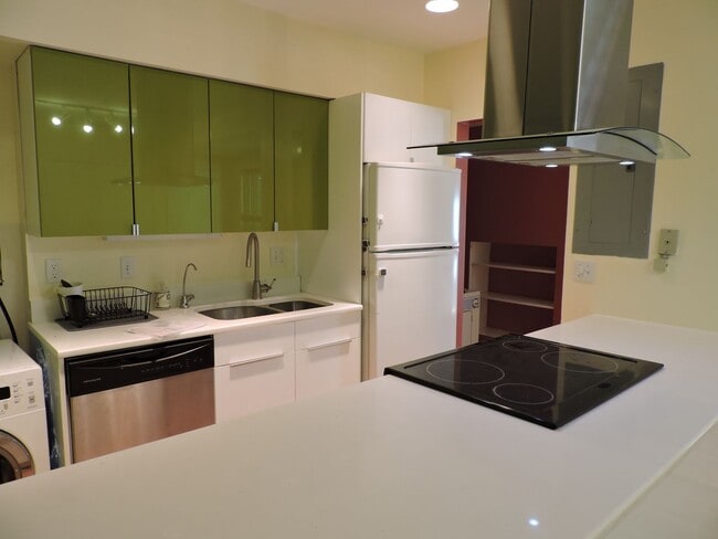 Photo - Spacious 2BR 2BA with Fireplace, Roof deck... Apartment