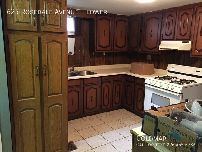 Building Photo - all inclusive 3 bedroom Walking distance to the University!  With parking