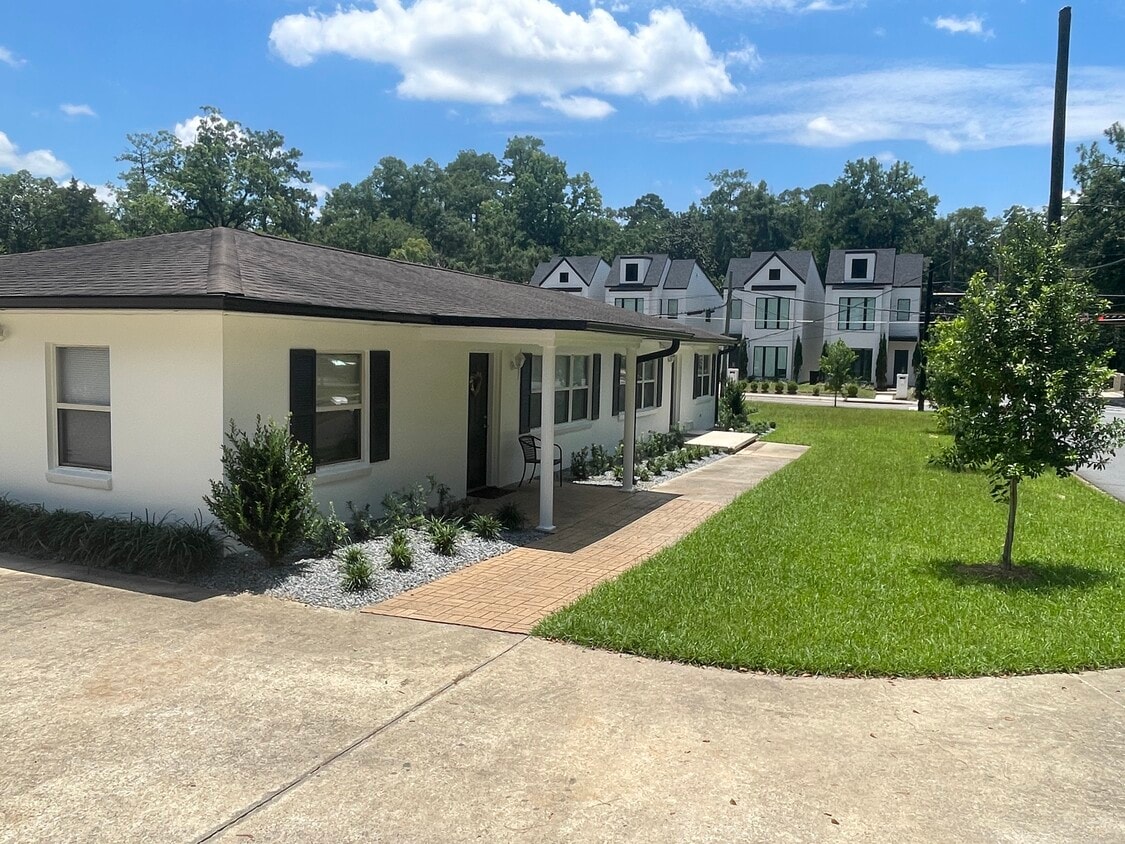 Triplex Front - 124 W 4th Ave