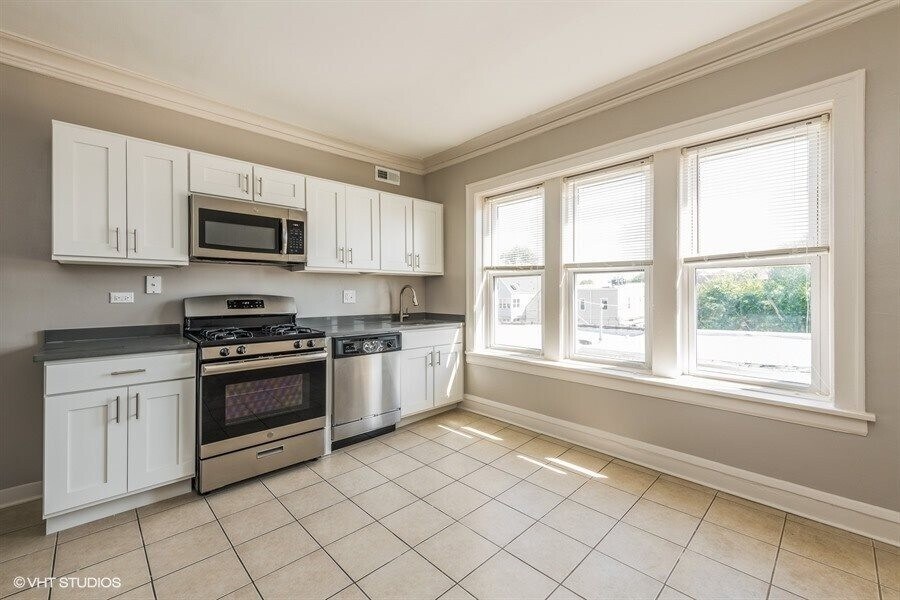 Foto principal - 3715 W Fullerton Ave