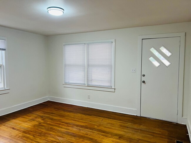 Building Photo - Newly Renovated 3/1 Available Now!