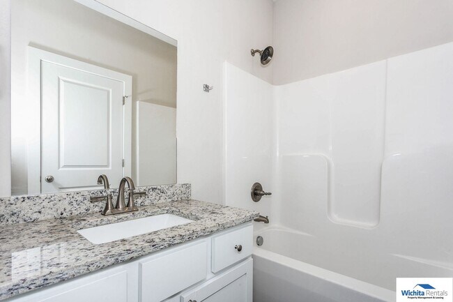 Building Photo - ****$500 off first months rent at move in*...