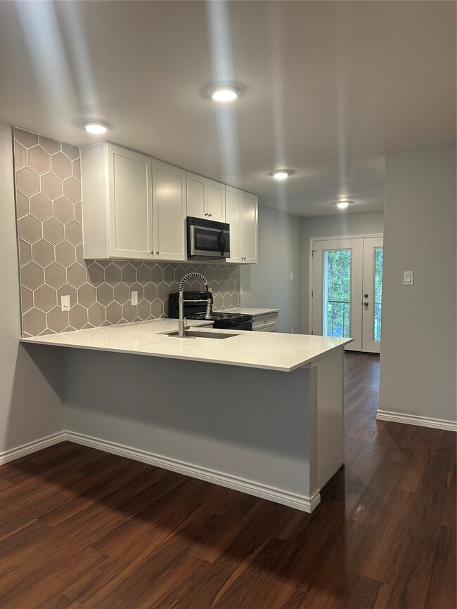 Building Photo - 5625 Antoine Dr