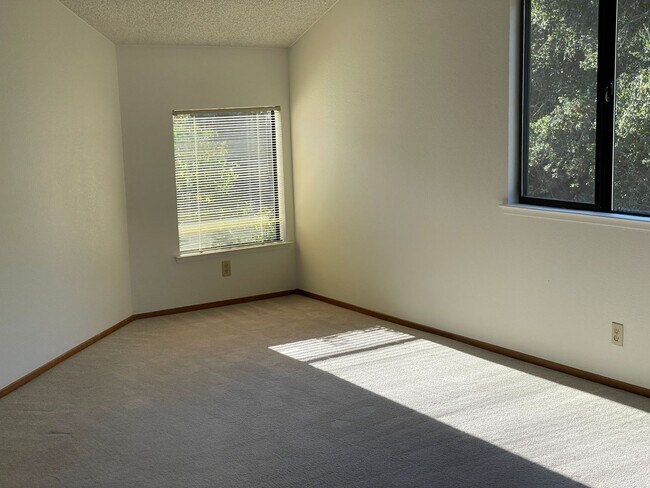 Building Photo - Desirable Area in the Hayward Hills - Available Now!!!!