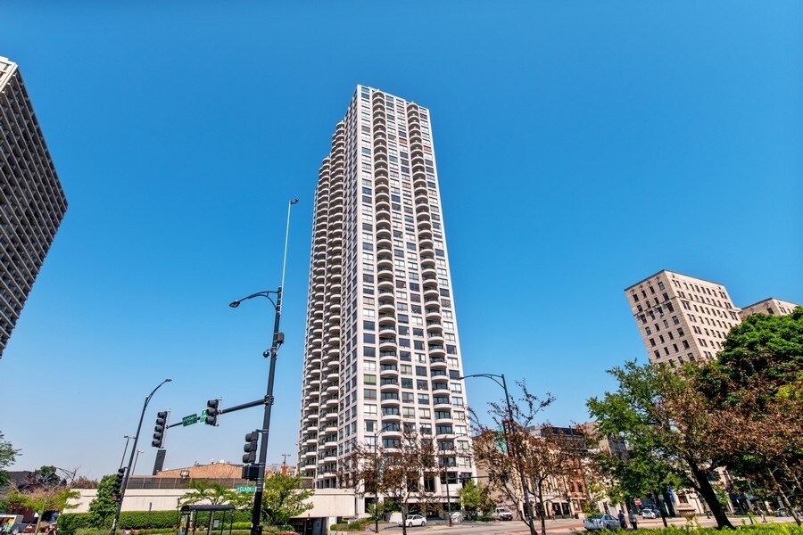 Primary Photo - 2020 N Lincoln Park W