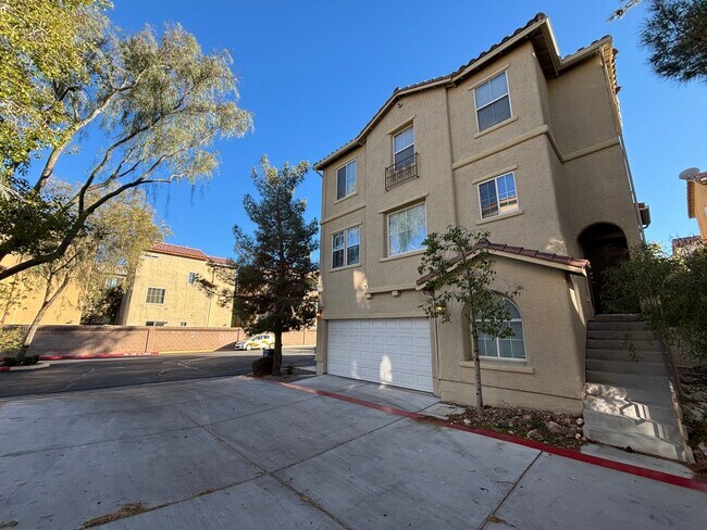 Building Photo - Beautiful Trilevel 3 Bed/3bath/2 car home located in Northwest Las Vegas