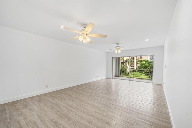 Foto del edificio - 200 Waterway Dr S