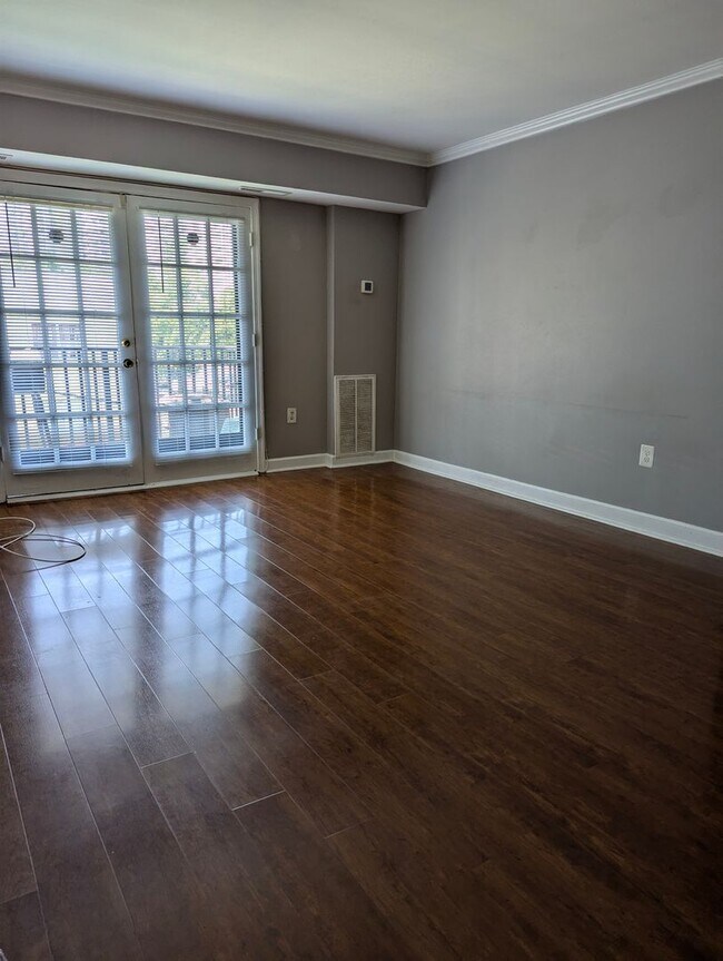 Building Photo - Gorgeous 2 Bed 1 Bath Condo with Private B...