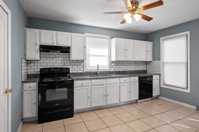 Building Photo - Dutchtown 2 bed 1 bath Single-Family for R...