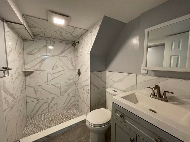 Building Photo - 210 59th St