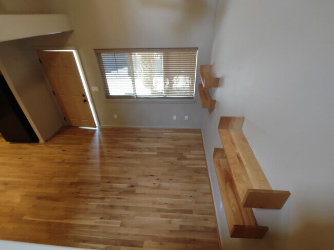 Foto del edificio - NW 3x2 townhome with primary bedroom on the main level
