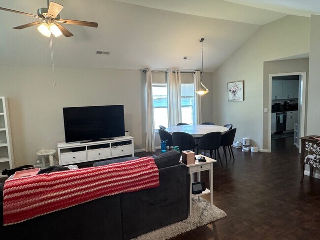Foto del edificio - 3-Bedroom, 2-Bathroom Modern Home in East ...