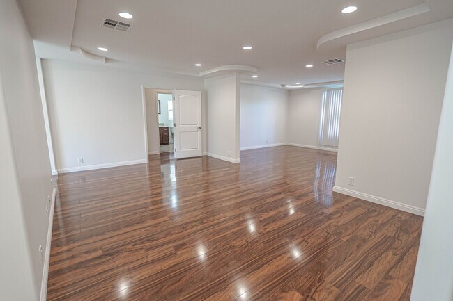 Foto del edificio - COMING SOON! Spacious Single-Story 3-Bedro...