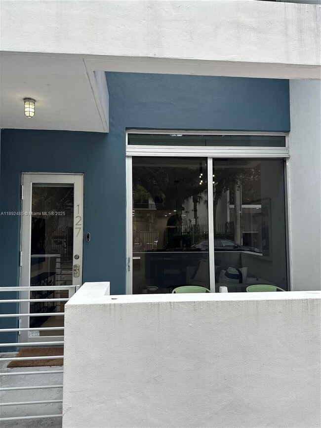 Foto del edificio - 3339 Virginia St
