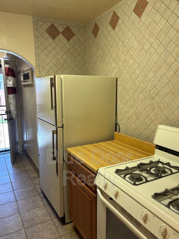 Building Photo - 801 Ortiz Dr SE