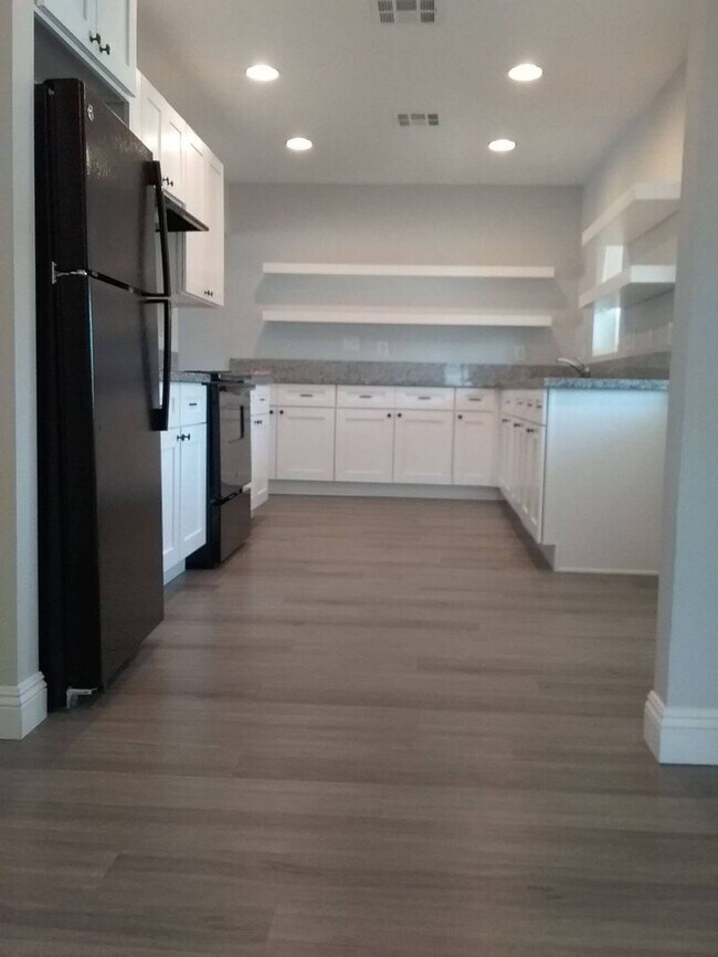 Foto del edificio - Newly Fully Remodeled Downtown Beauty !