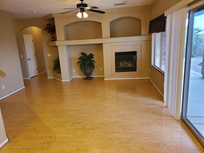 Foto del edificio - 6528 N 28th Glen