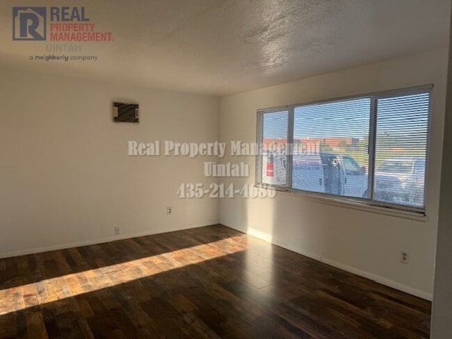 Building Photo - Delight Duplex