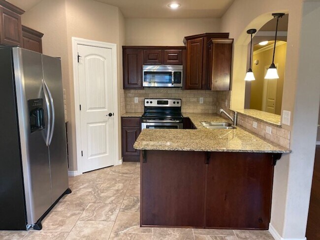 Foto del edificio - Stunning 3-Bedroom, 2-Bathroom Single Fami...