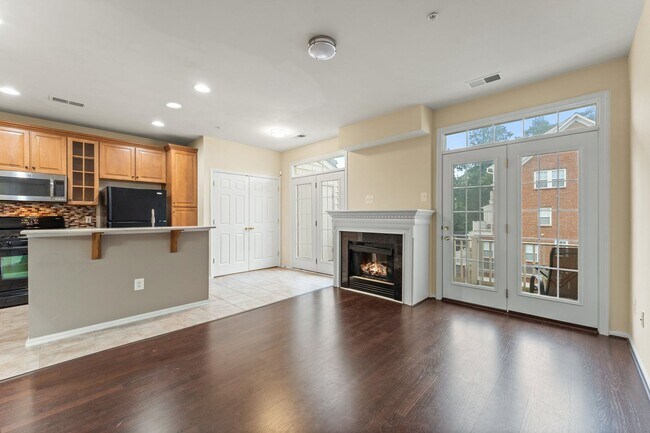 Foto del edificio - Commuter's Dream! Stylish 3-Bedroom Condo ...