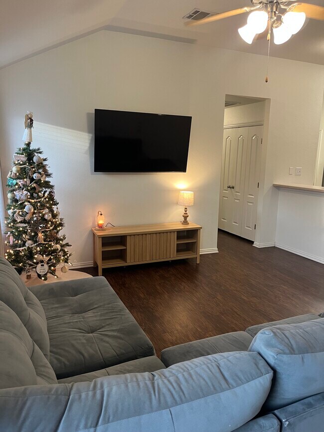 Building Photo - 208 Robin St