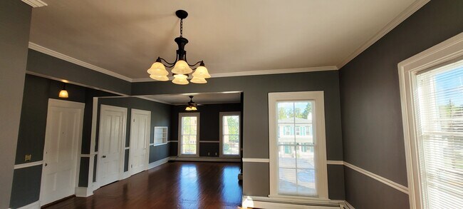 Sala de estar - 463 W Church St