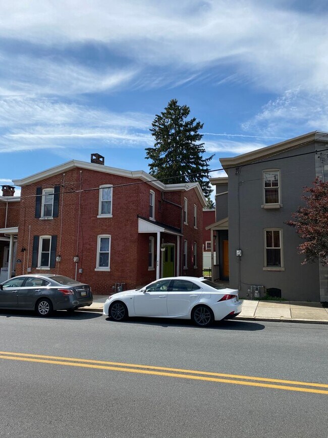 Building Photo - Beautiful Three Bedroom Townhouse in Northwest Lancaster City!