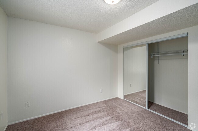 3 habitaciones, 1,5 baños - 1140 pies cuadrados - Dormitorio - Scarborough Townhomes