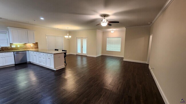Building Photo - 102 Village Walk