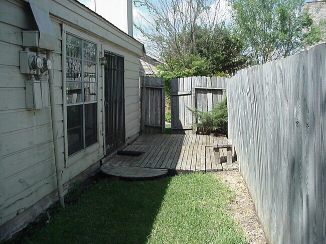 Foto del edificio - 10822 Lynbrook Dr