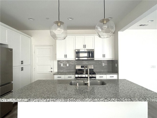 Foto del edificio - 4170 Powell Wy