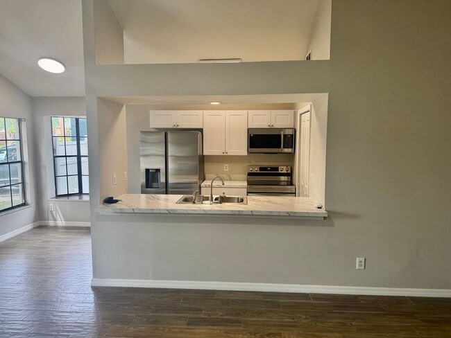 Building Photo - 3784 Lake Shore Dr