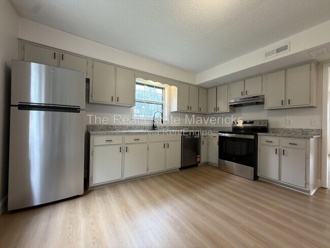 Building Photo - 2318 Green Forest Dr