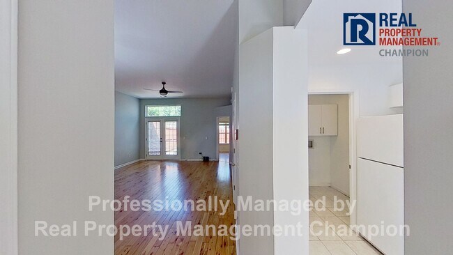 Building Photo - Charming 2 BD/2 BA Townhouse w/Split Bedroom Layout and Private Patio