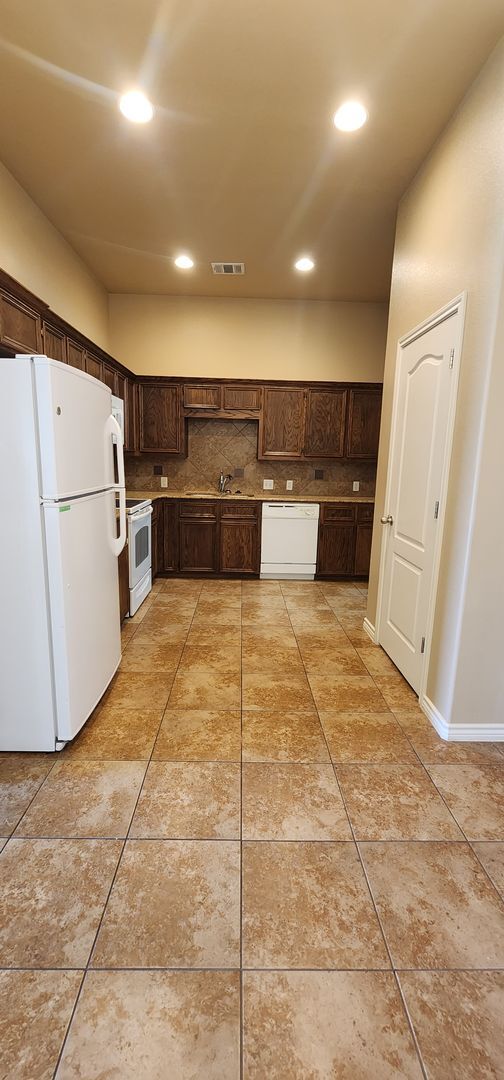 Foto del edificio - 3/2 duplex close to Clear Creek Gate viewable 8/05/2026
