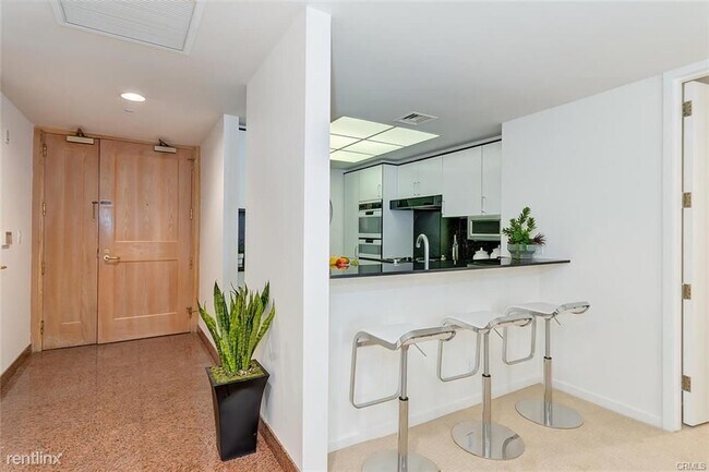 Building Photo - 10520 Wilshire Blvd