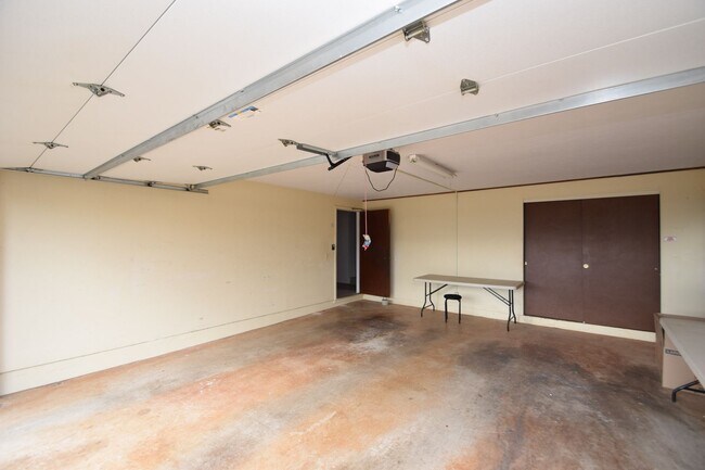 Building Photo - Newtown Estates - SFH Partly Furnished 4 B...