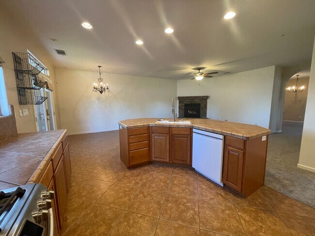 Foto del edificio - 4 br, 3.5 bath House - 811 Angus St