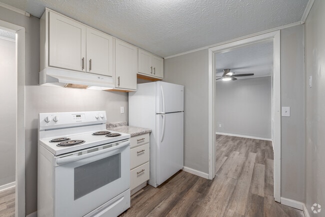 2BR, 1BA - 865SF - Kitchen - Andover Courtyard