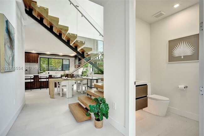 Building Photo - 4616 SW 32nd Ave
