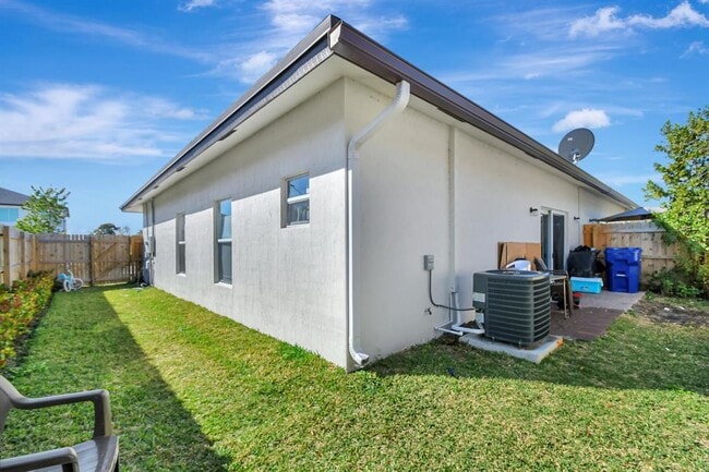 Foto del edificio - 1566 W 26th Ct