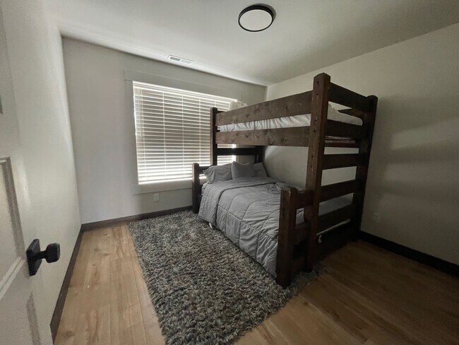 Building Photo - Whitefish townhouse for rent! 3 bed 2.5 ba...