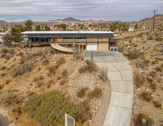 Foto del edificio - 15709 Rimrock Rd